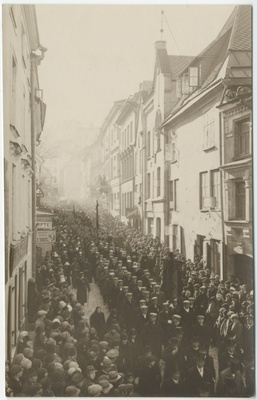 Fotod. K. Türnpu matused. Ees paremal J. Mülber  similar photo