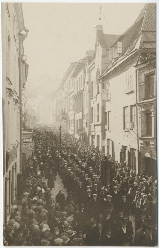 Fotod. K. Türnpu matused. Ees paremal J. Mülber