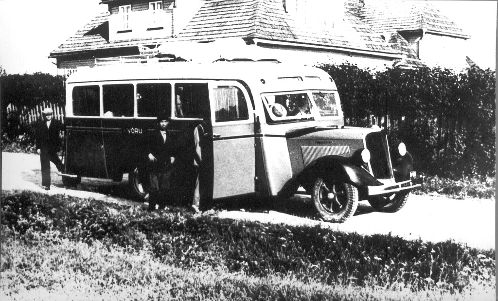 Photo (negative) Autobus Studebaker on line 0-110 Võru-Mõniste Vastse-Nursi school in 1939.