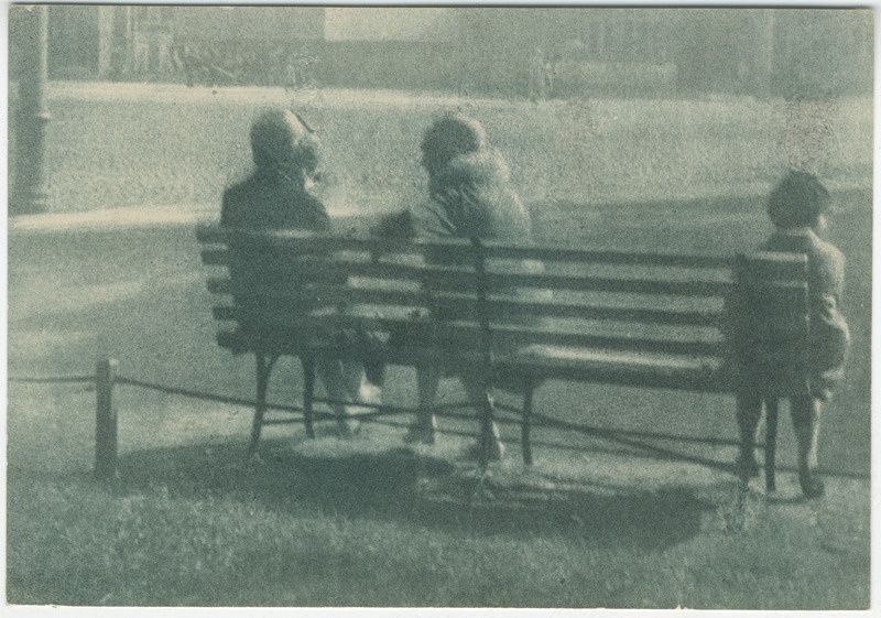 Foto. Kolm naist pingil