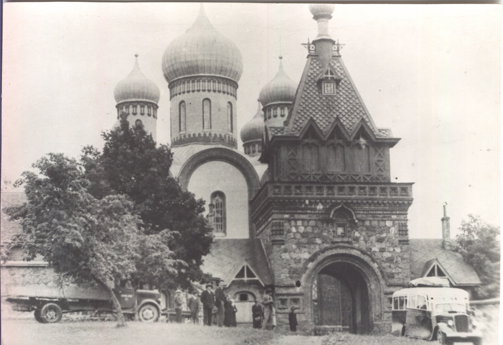 Photo (negative) Bus Studebaker 0-110 in 1937. In front of Kuremäe castle.