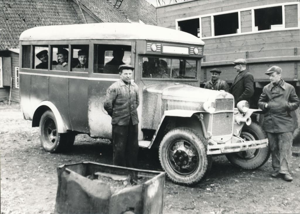 Photo and negative Autobus Gaz mm (03-30), the first bus from Russia to Võru Autobasis in 1947-1948.