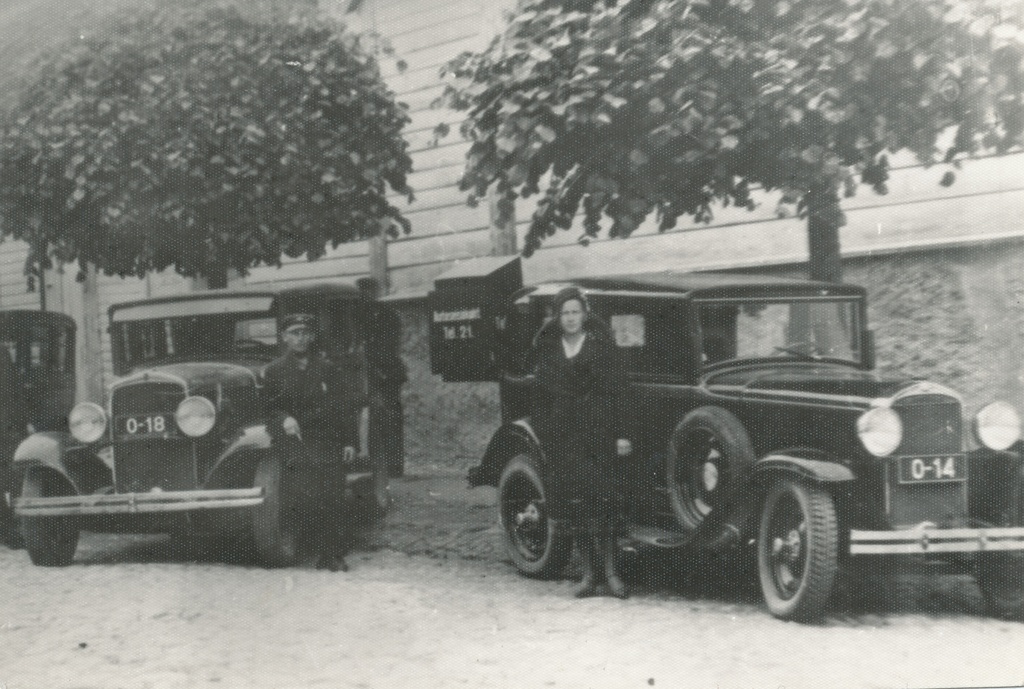 Photo and negative Autobus PC 90-19, which travelled on the Võru city line at the Kubija- Tenti factory in 1949.