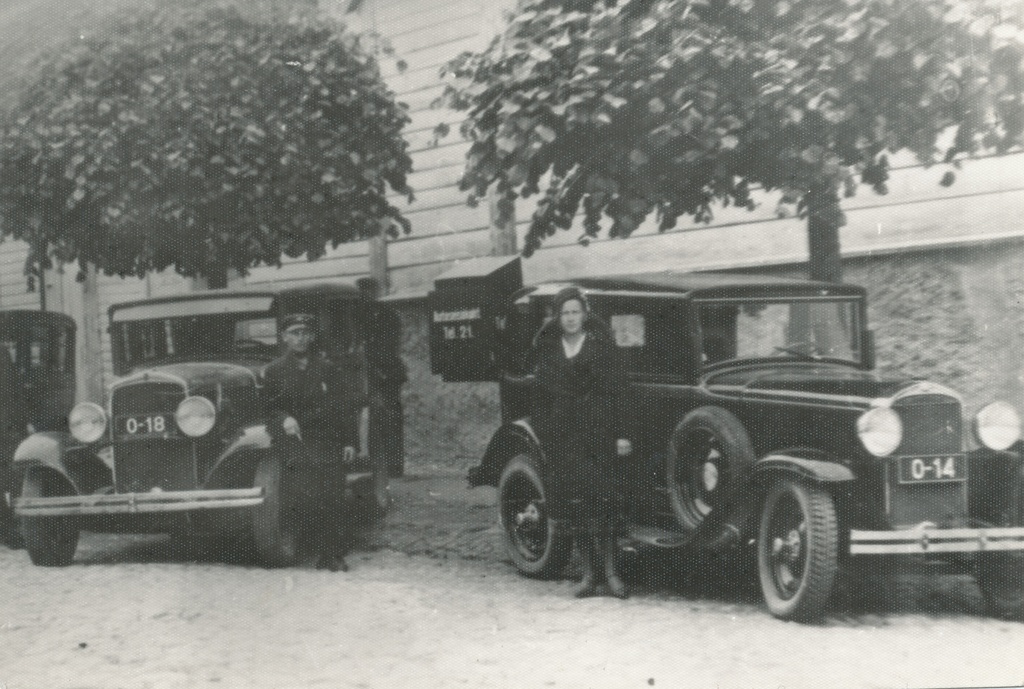 Photo and negative Autobus PC 90-19, which travelled on the Võru city line at the Kubija- Tenti factory in 1949.