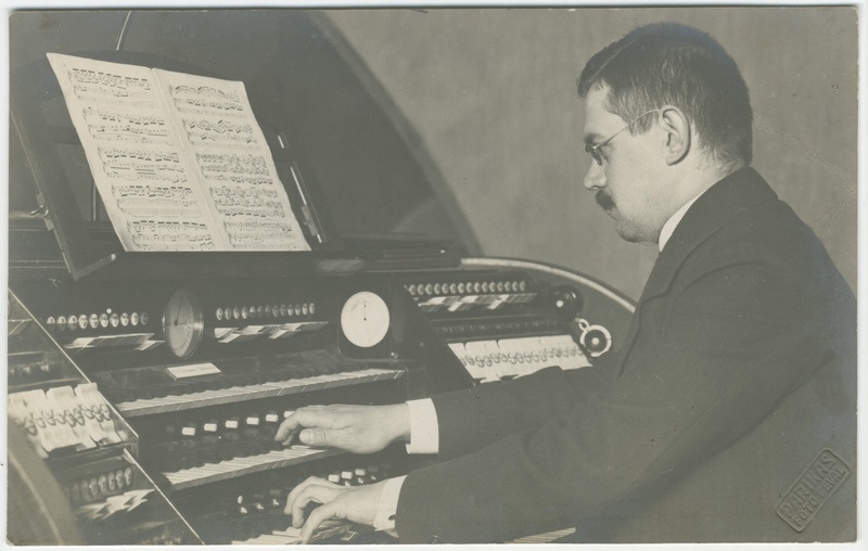 August Topman klaveril (tagaküljel pühendus Topmanilt Mülberile)