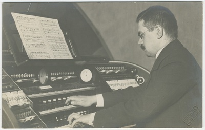 August Topman klaveril (tagaküljel pühendus Topmanilt Mülberile)  duplicate photo