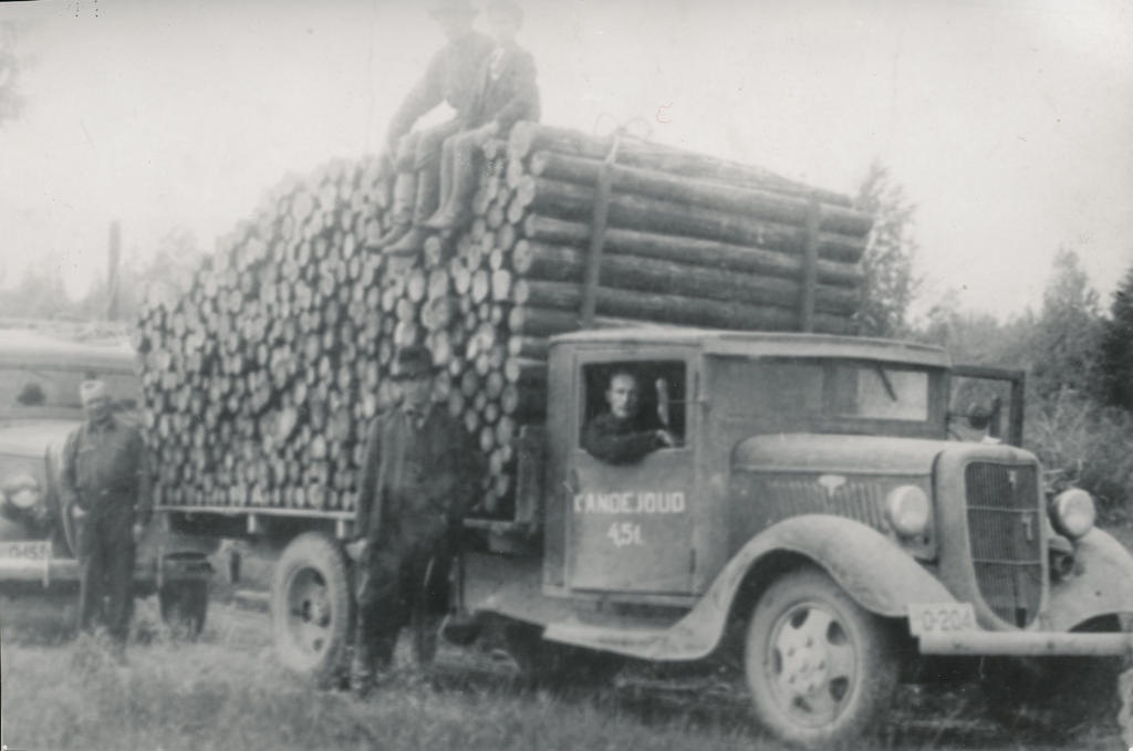 Photo (negative) Ford 0-204, owner of Ferdinand Pallo Saru municipality on May 28, 1938. Forest transport.