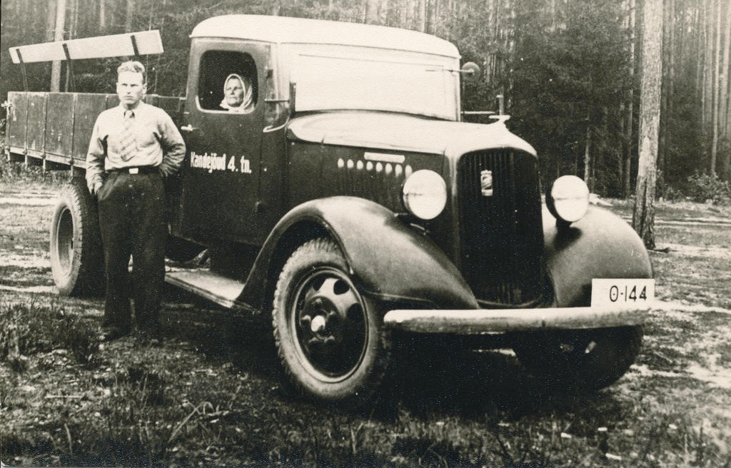 Photo (negative)Rudolf Kaveri truck Reo Steep wagon 0-144 with driver Eduard Reinu in 1936.
