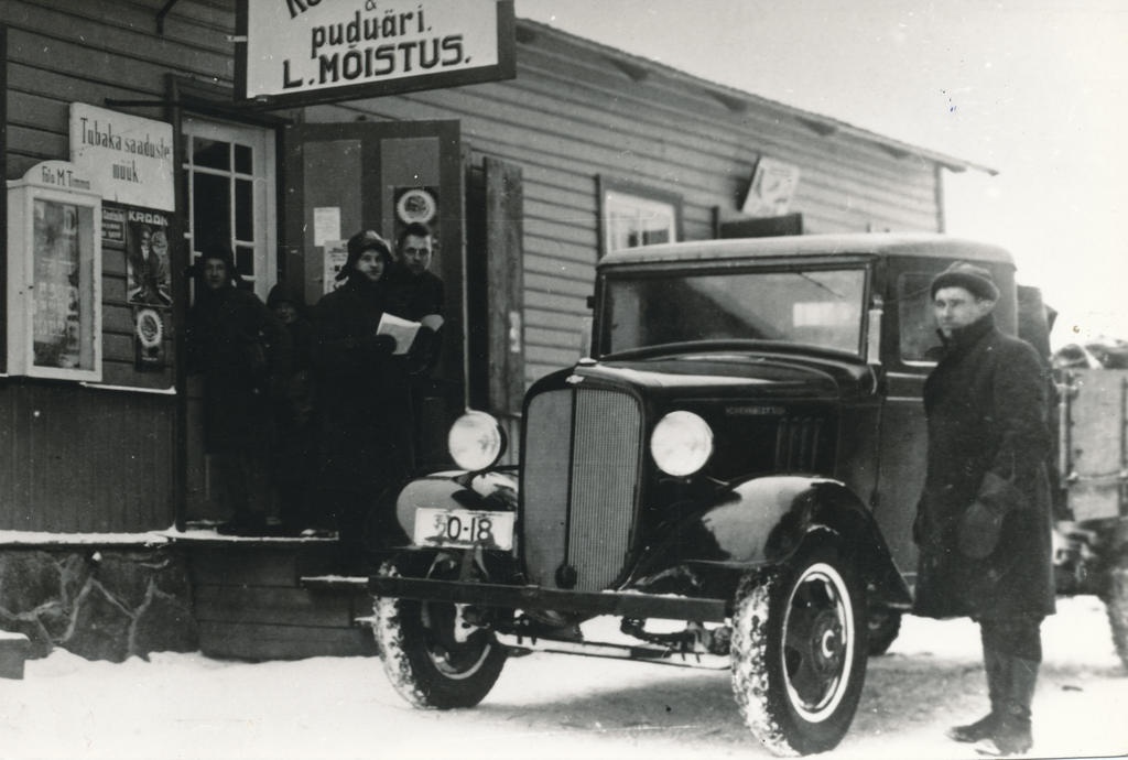 Photo (negative) August Sikk'a truck Chevrolet 0-18 Vastseliina in 1934. In winter. Next to the car owner