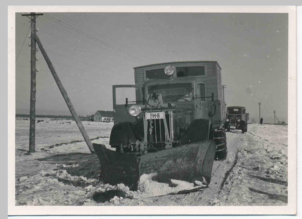 Photo Vehicle Reo Speed Wagon with snow saw
