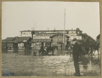 Joh. Mülberi album1: üleujutus linnatänaval (turg, puithooned)  duplicate photo