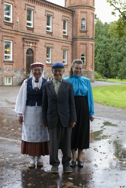 Anne Tamm, Endel Jaakson and Aili Jürimäe Hummuli Main School, at the main building of former Hummuli Manor in Valgamaa
