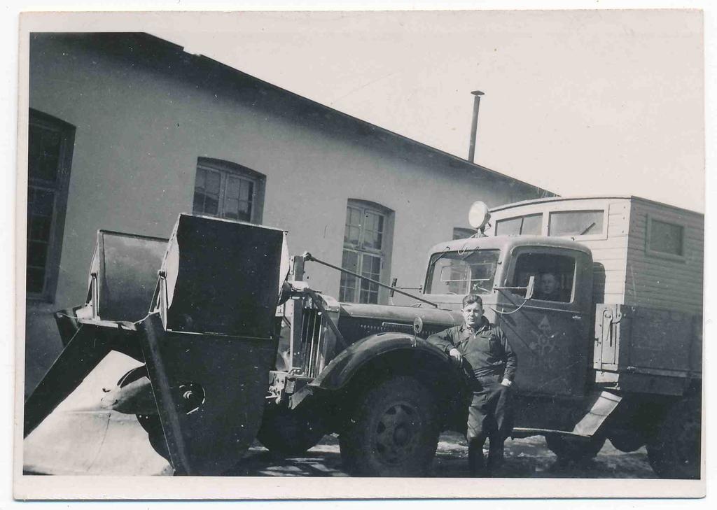 Photo Vehicle Reo Speed Wagon with snow blower