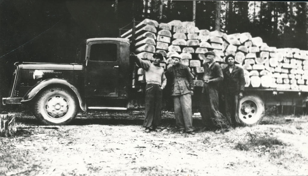 Photo (negative) Volvo 0-188 truck owned by Vendele Heiters with load of railways in 1938.