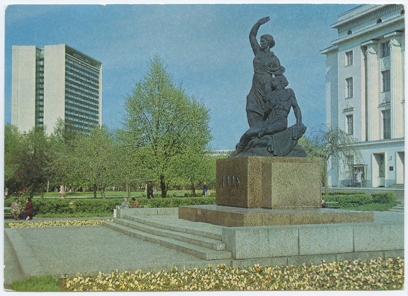 1905.a monument "Estonia" juures.