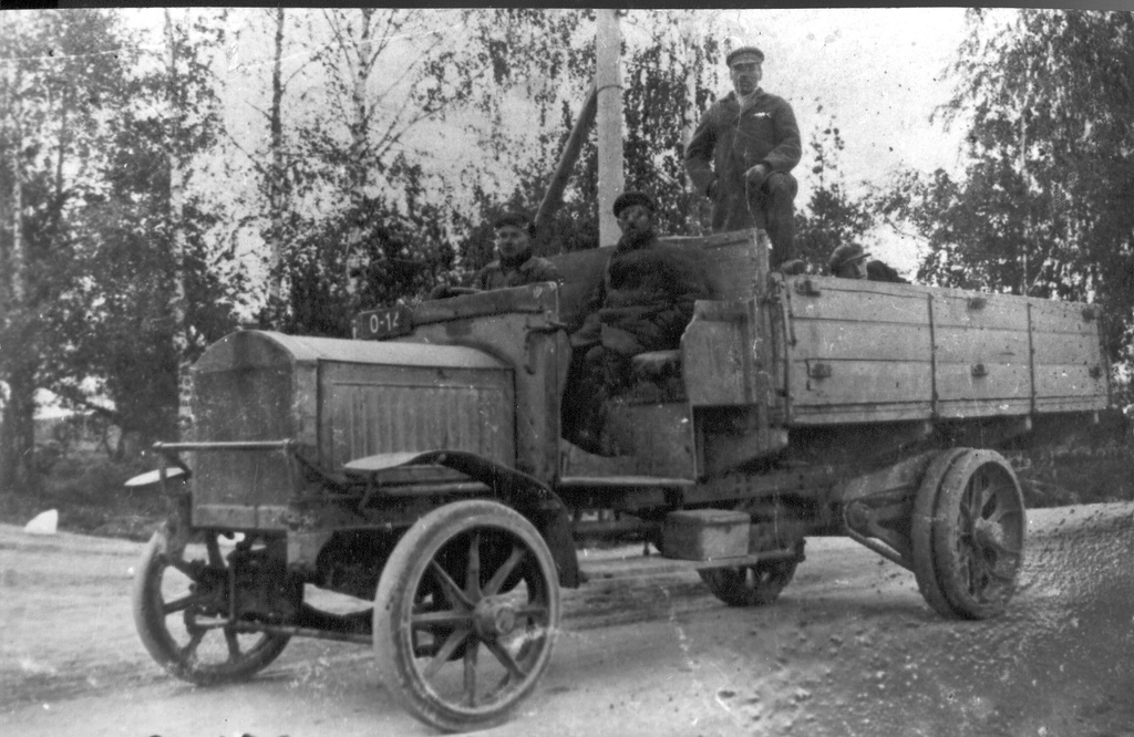 Photo (negative) Veoauto"Albion" Võrusool on the road crossing of the railway station in 1930s.