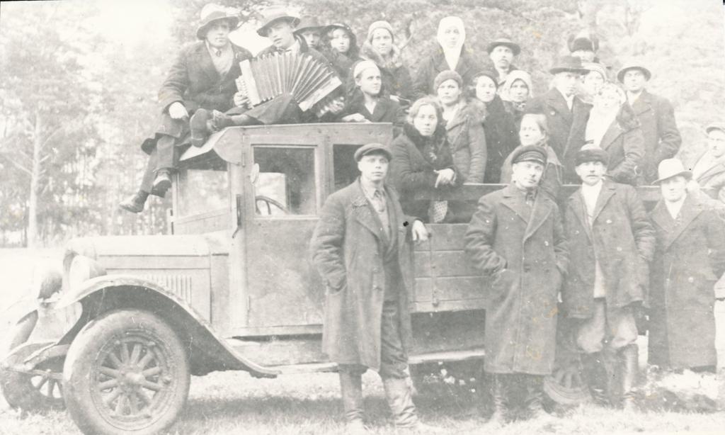 Photo and negative Cargo Chevrolet, with passengers in Räpina -Ristipalus in 1930s. At the beginning.