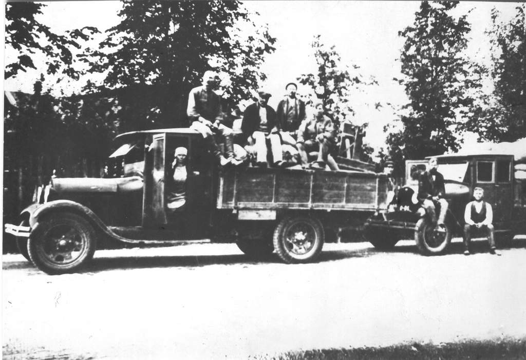 Photo (negative) Vehicle Vehicle Võrusool on Vaksali Street in 1930s.
