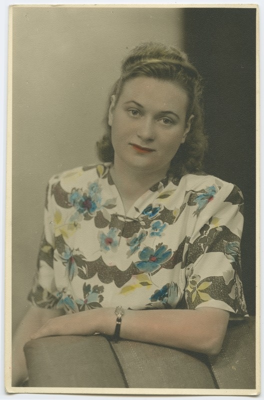 Kirjus pluusis naise poolportree. Koloreeritud. Ateljeefoto.