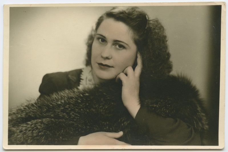 Naine hõberebasega. Portree. Ateljeefoto. Koloreeritud.