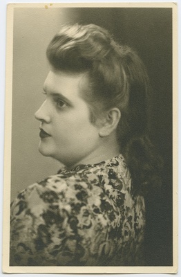 Kirjus kleidis naise portree. Ateljeefoto.  duplicate photo