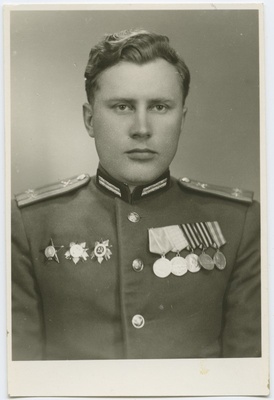 Ohvitser, rinnas ordenid ja medalid. Portree. Ateljeefoto.  duplicate photo