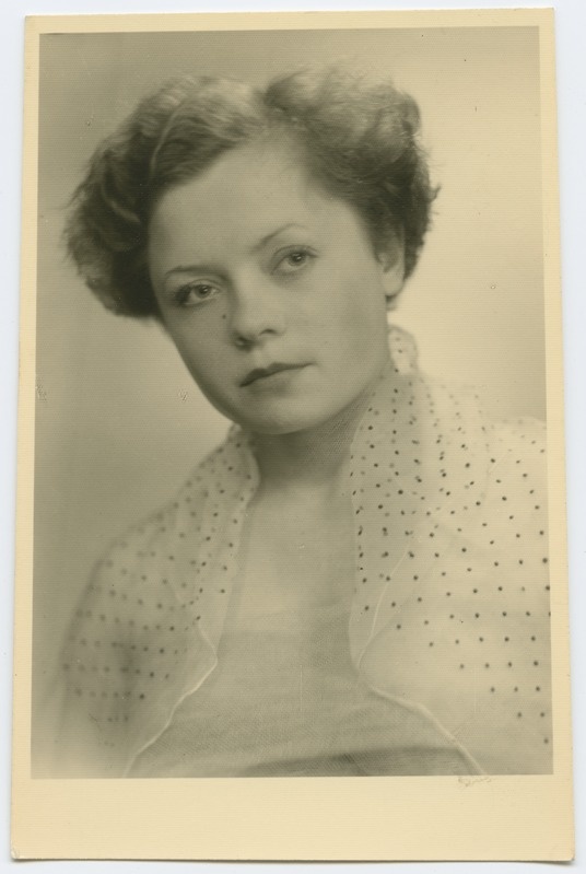Noore naise portree õhulise täpilise rätiga. Ateljeefoto.