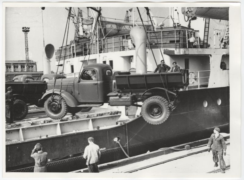 Tallinn harbour, lifting of truck to the motor vessel "Mahtra"