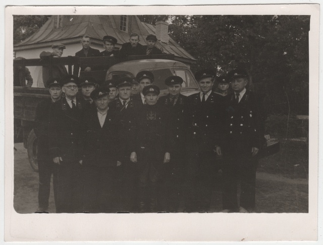 Members of Võru ut at the truck.