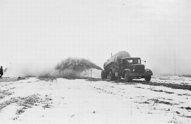 Tsistern to fertilize the truck in the field.