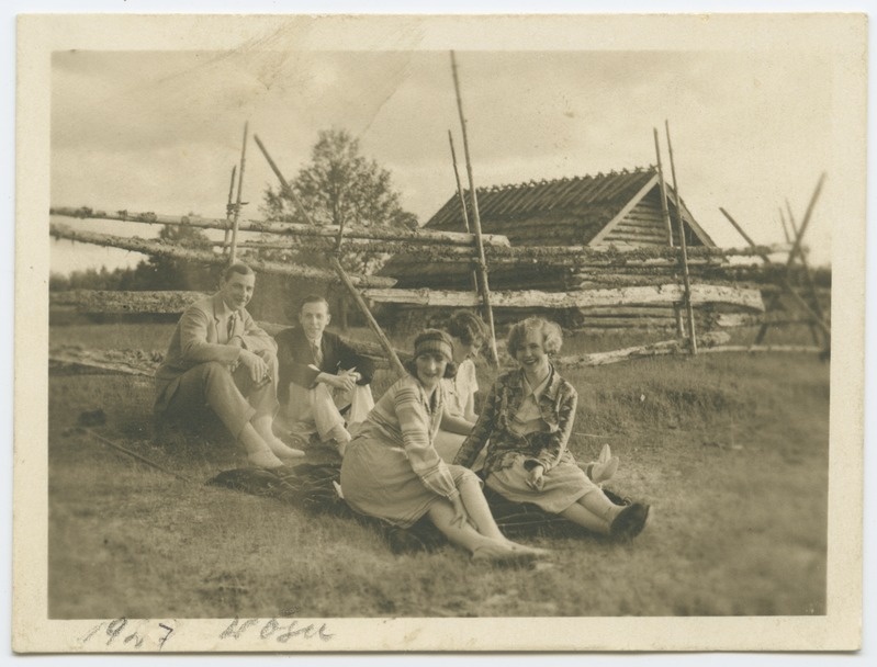 Võsu. Seltskond lattaia juures, eemal taluhoone.