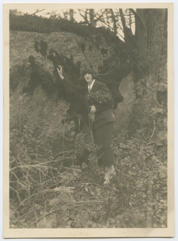 Paldiski. Evi Lemberg rändrahnu juures.