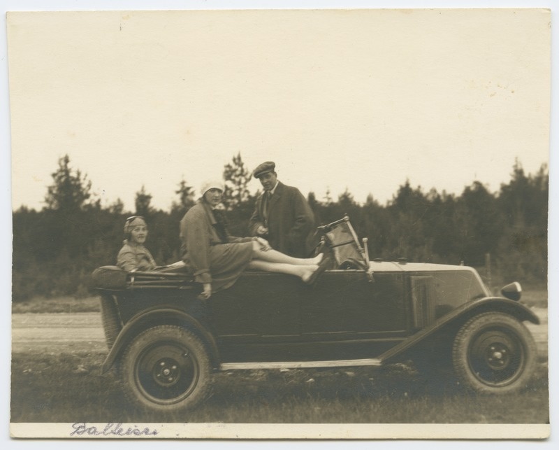 Paldiski. Seltskond lahtises sõiduautos maantee ääres.