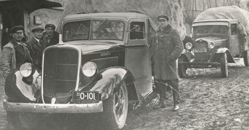 Photo (negative) Hans and Richard Heiterite truck Studebaker 0-101 and Ford - a 0-51 Line loads in Põlva in 1935.