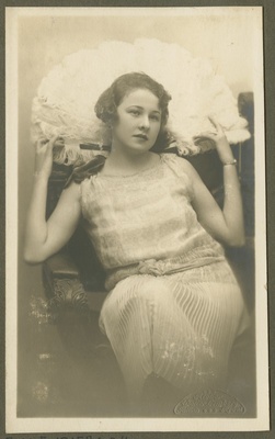 Naine plisseeritud alaosaga kleidis. Portree kolmveerand pikkuses. Kleebitud papile. Ateljeefoto.  duplicate photo