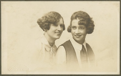 Kaks naeratavat naist. Poolportree. Kleebitud papile. Ateljeefoto.  duplicate photo