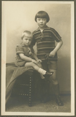 Suur vend väiksevennaga. Mõlemil kootud pluusid, millel tuttidega seosed. Täisportree. Kleebitud papile. Ateljeefoto.  duplicate photo