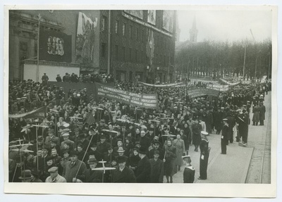 1. mai 1941, töötajate demonstratsioon Võidu väljakul tribüüni ees.  duplicate photo