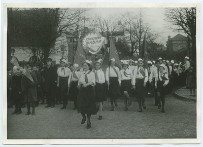 1. mai 1941, Tallinna 14. Keskkooli pioneerid demonstratsioonil  duplicate photo
