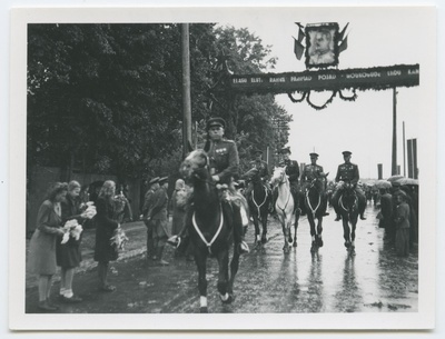 Eesti Laskurkorpuse sissesõit Tallinna Pärnu maanteel.  duplicate photo