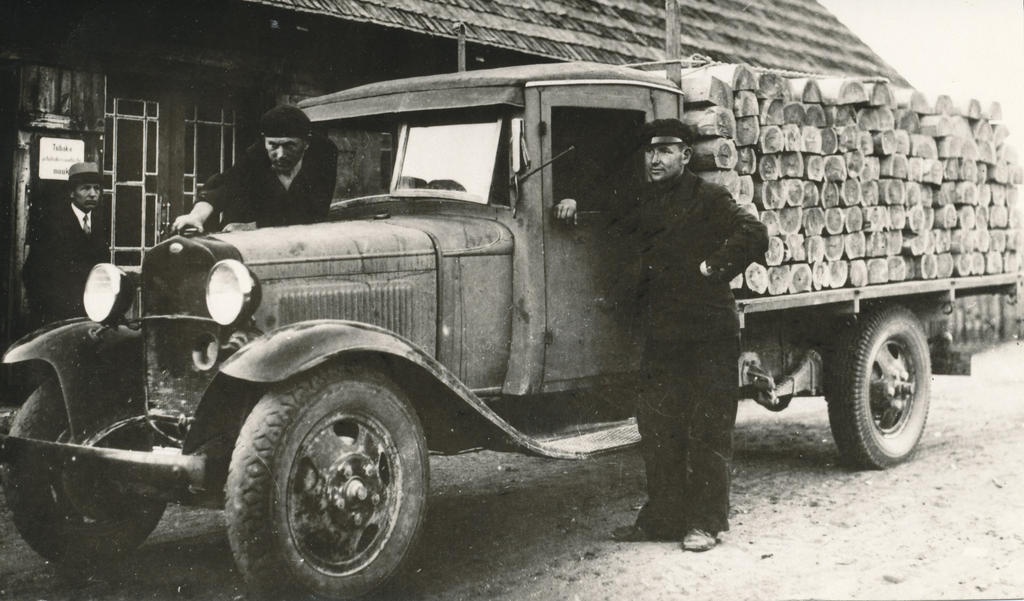 Photo (negative) The truck at Ford-A Kalder's store Vastseliina was carrying the league load in 1934.