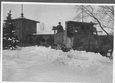 Photo Snowsaw in front of the truck  duplicate photo