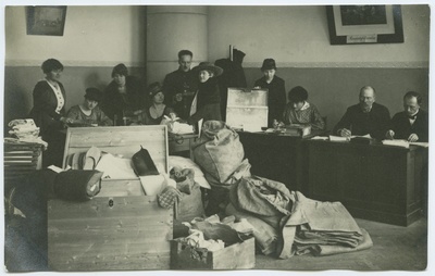 "Ühistöö" abi rindele - naised õmblemas ja annetiste vastuvõtmine.  duplicate photo