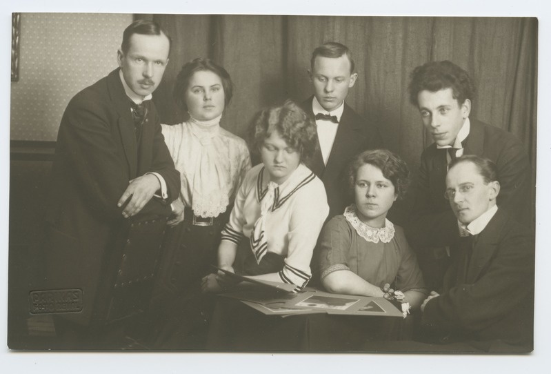 Johannes ja Peeter Parikas seltskonnaga oma ateljees. Ülevalt paremalt esimene Wilhelm Friedrich Dubas.