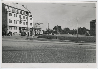Pärnu mnt and Liivalaia tn cross. In the middle of the tram stop.  duplicate photo