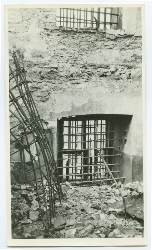 Tallinn, Toompea vangla pärast põlemist 2. märts 1917, kaks trellitatud akent ja sisselangenud põranda raudvõrestik.