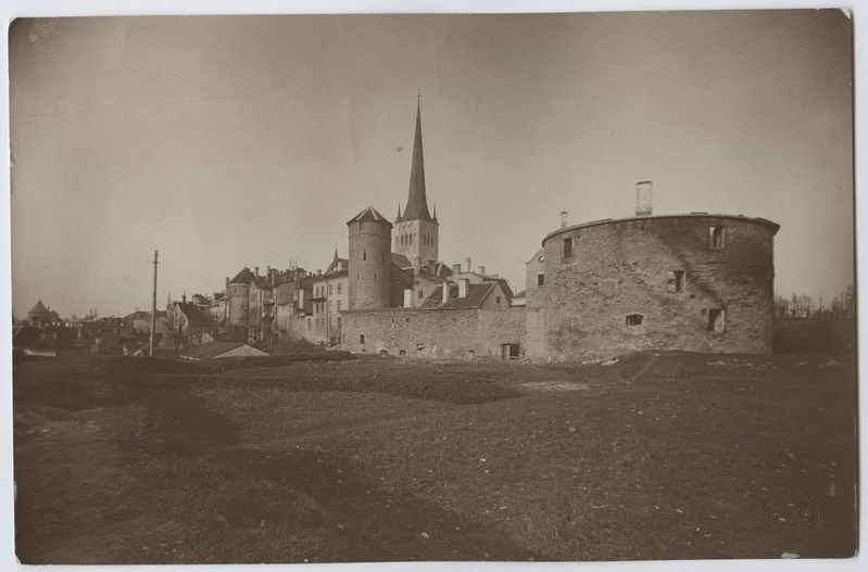 Tallinn, vaade vanalinnale "Roosiaiast", paremal Paks Margareeta.
