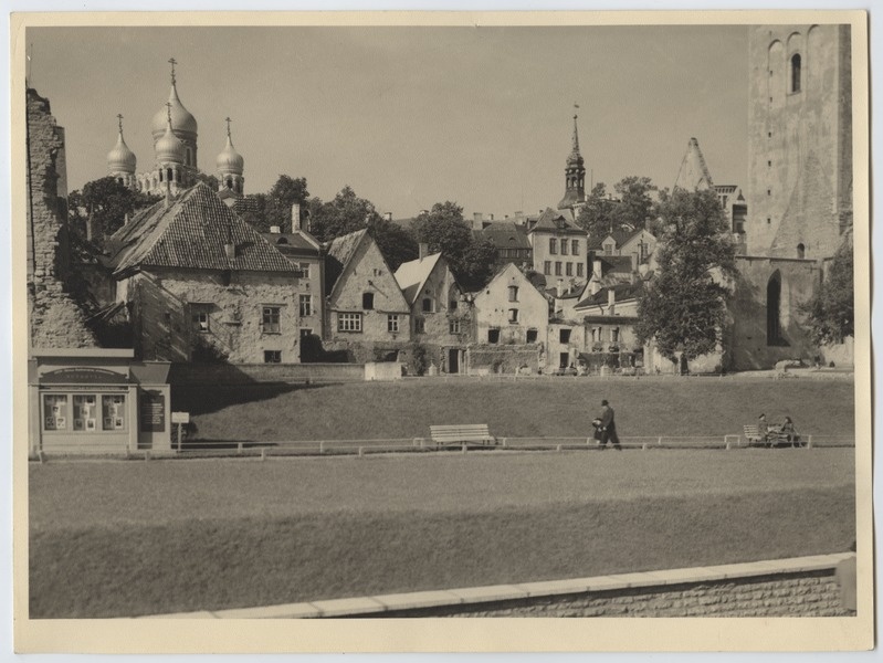 Tallinn, Harju tänava haljasala, vaade Rüütli tänava suunas.