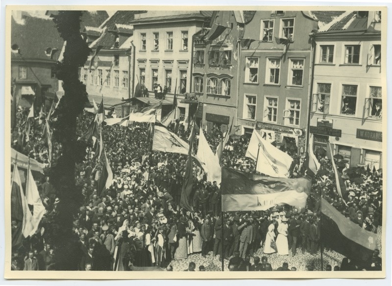 VI üldlaulupidu 1896. aastal Tallinnas, rongkäik Raekoja platsil.