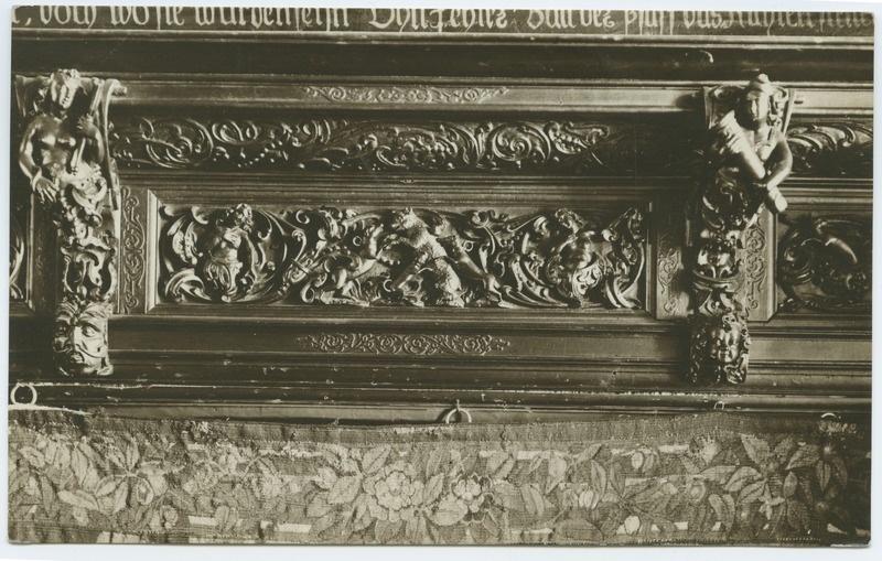 Friisi detail, puunikerdus Raekoja saali seinal.